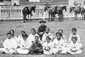 Father_Damien_with_the_Kalawao_Girls_Choir,_at_Kalaupapa,_Molokai,_circa_1878